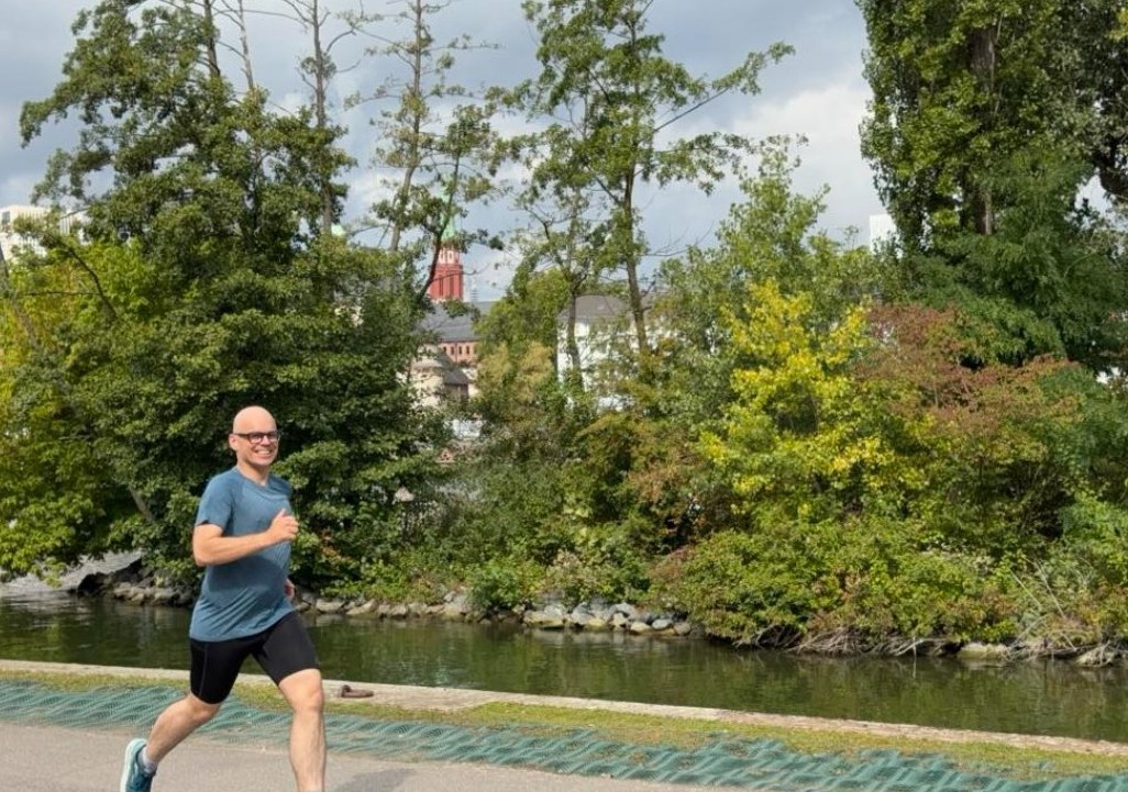 Matthias beim Laufen am Wasser in Frankfurt